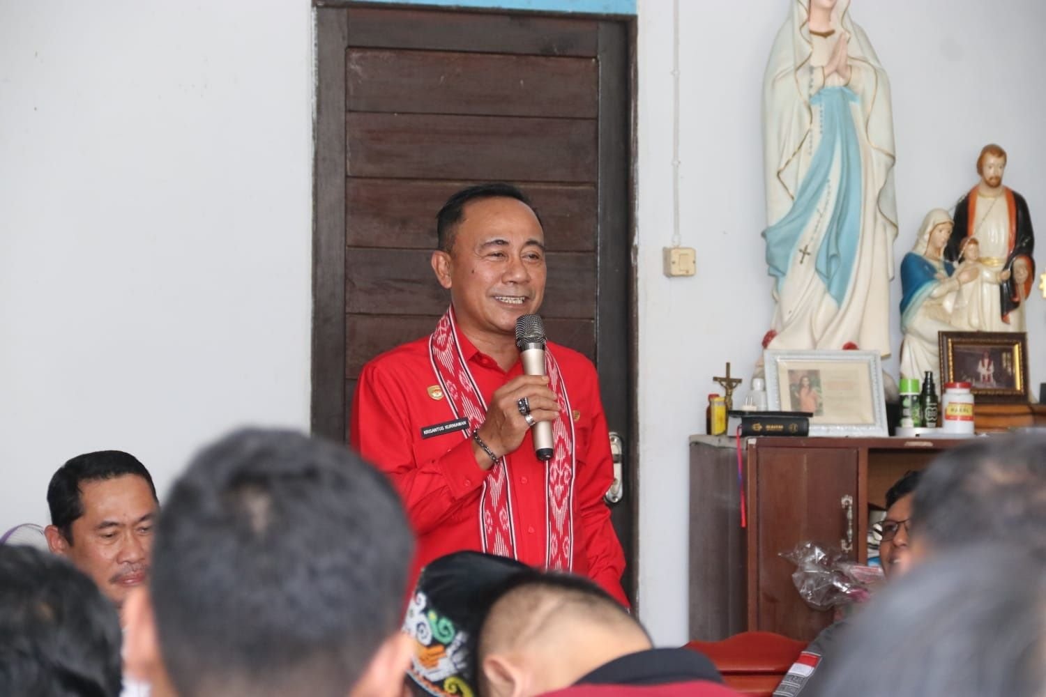 Wakil Gubernur Kalimantan Barat Krisantus Kurniawan mengajak masyarakat memperkuat toleransi dan menjaga kerukunan antarumat beragama saat berkunjung ke Paroki Emanuel Sukadana di Pastoran Emanuel, Desa Sutera, Kabupaten Kayong Utara, Sabtu (7/3).