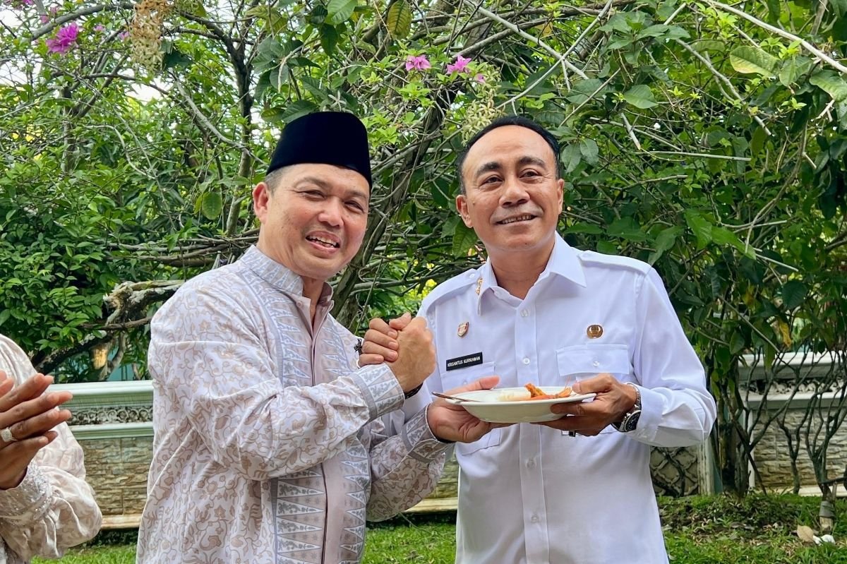 Gubernur Kalbar Ria Norsan memberikan tumpeng kepada Wagub Krisantus Kurniawan saat selamatan hari Ulang Tahun Gubernur Kalbar ke 58, Rabu (17/12).