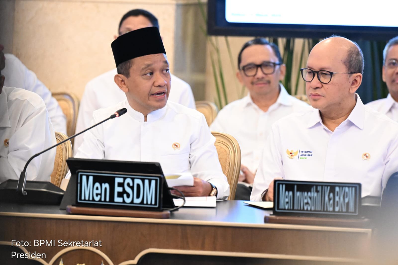 Menteri Energi dan Sumber Daya Mineral (ESDM) Bahlil Lahadalia berbincang dengan Presiden RI Prabowo Subianto pada Sidang Kabinet Paripurna di Jakarta, Jumat (13/3) kemarin.