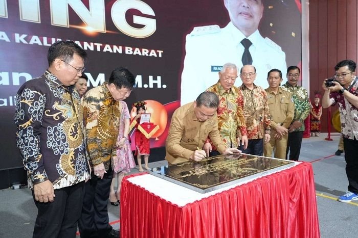 Gubernur Kalbar Ria Norsan meresmikan operasional Sekolah Harapan Bangsa di Kubu Raya dengan penandatanganan prasasti dan pemotongan pita, Senin (12/1).