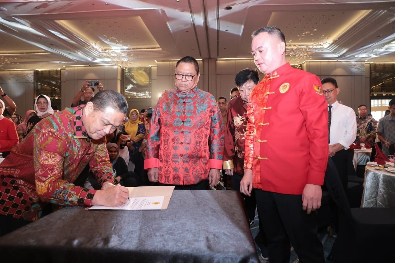 Ria Norsan dalam acara pengukuhan dan pelantikan pengurus DPP Majelis Adat Budaya Tionghoa (MABT) Indonesia di Kalimantan Barat, yang berlangsung pada Selasa (10/2) di Hotel Novotel, Pontianak.