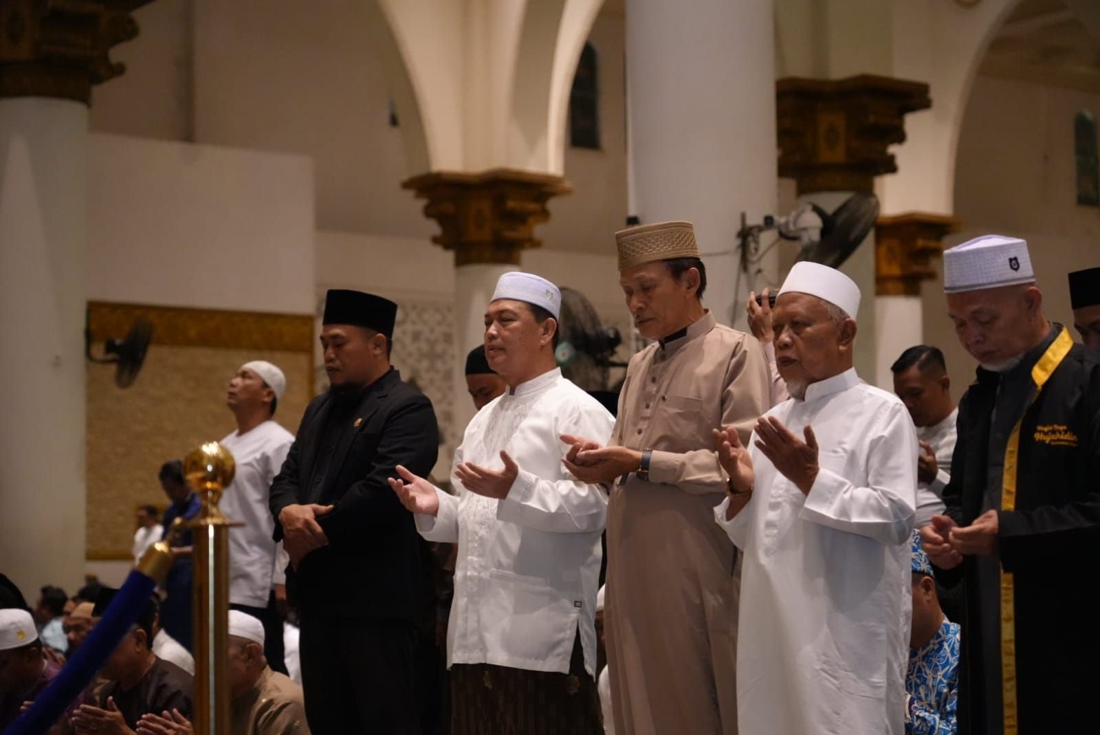 Ria Norsan mengikuti salat tarawih berjemaah di Masjid Mujahiddin.