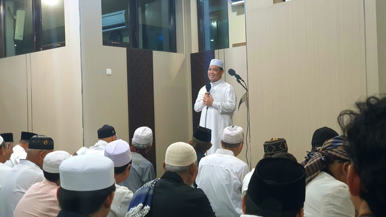 Gubernur Kalimantan Barat, Ria Norsan, melaksanakan salat Tarawih bersama keluarga di Surau Al Baaqi, Pendopo Gubernur Kalbar, Kamis (19/2) malam.