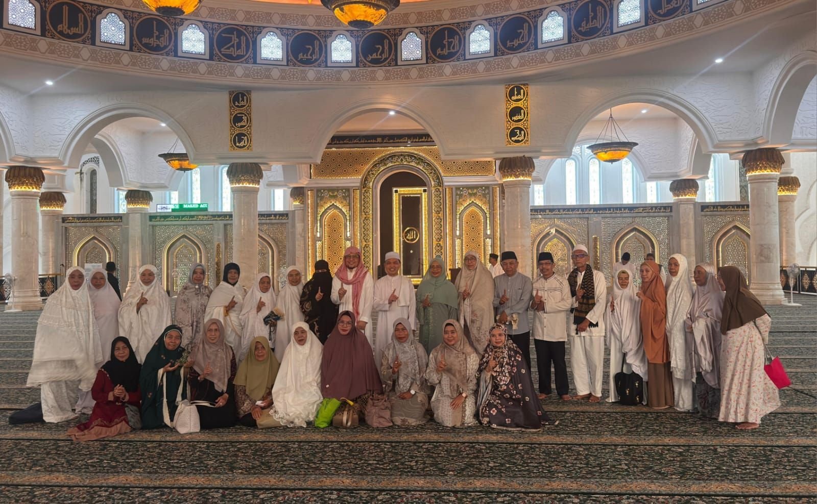 Gubernur Kalimantan Barat, Ria Norsan, menyampaikan tausiyah subuh di Masjid Agung Al-Falah, Minggu (1/3).