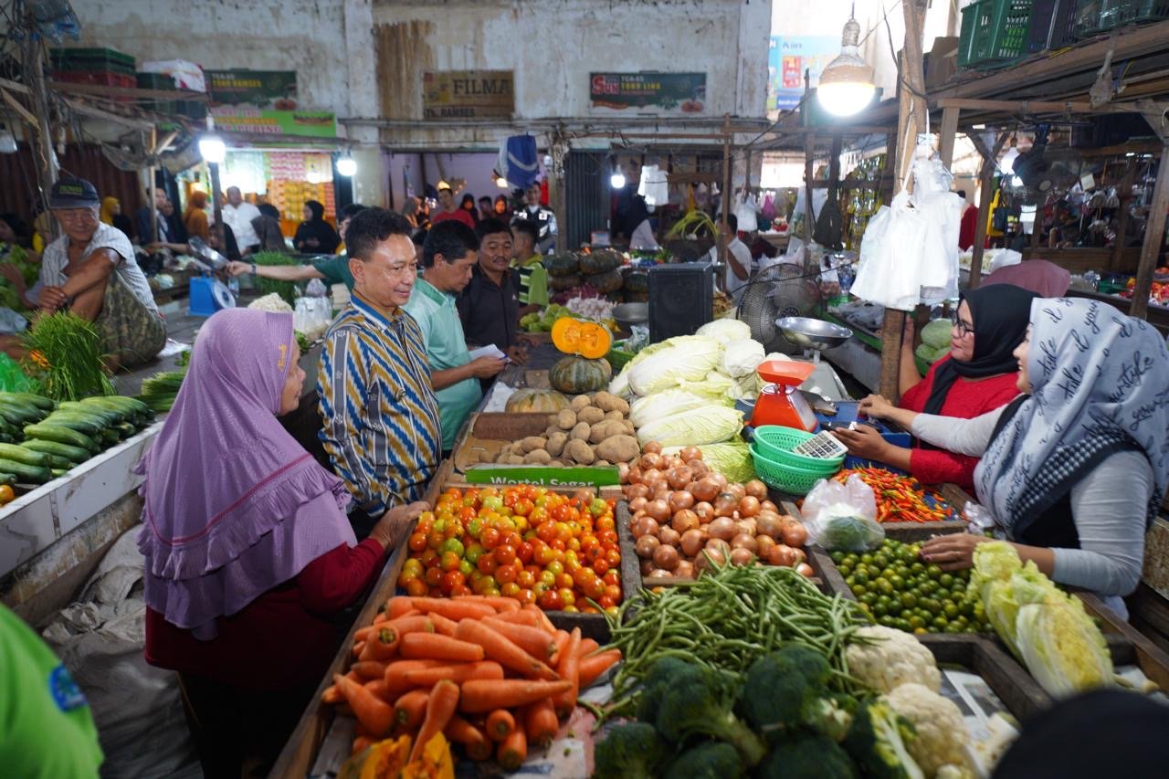 Wali Kota Pontianak Edi Rusdi Kamtono mengecek langsung harga dan ketersediaan bahan pokok di Pasar Puring Siantan. Foto: Dok. Prokopim Pemkot Pontianak