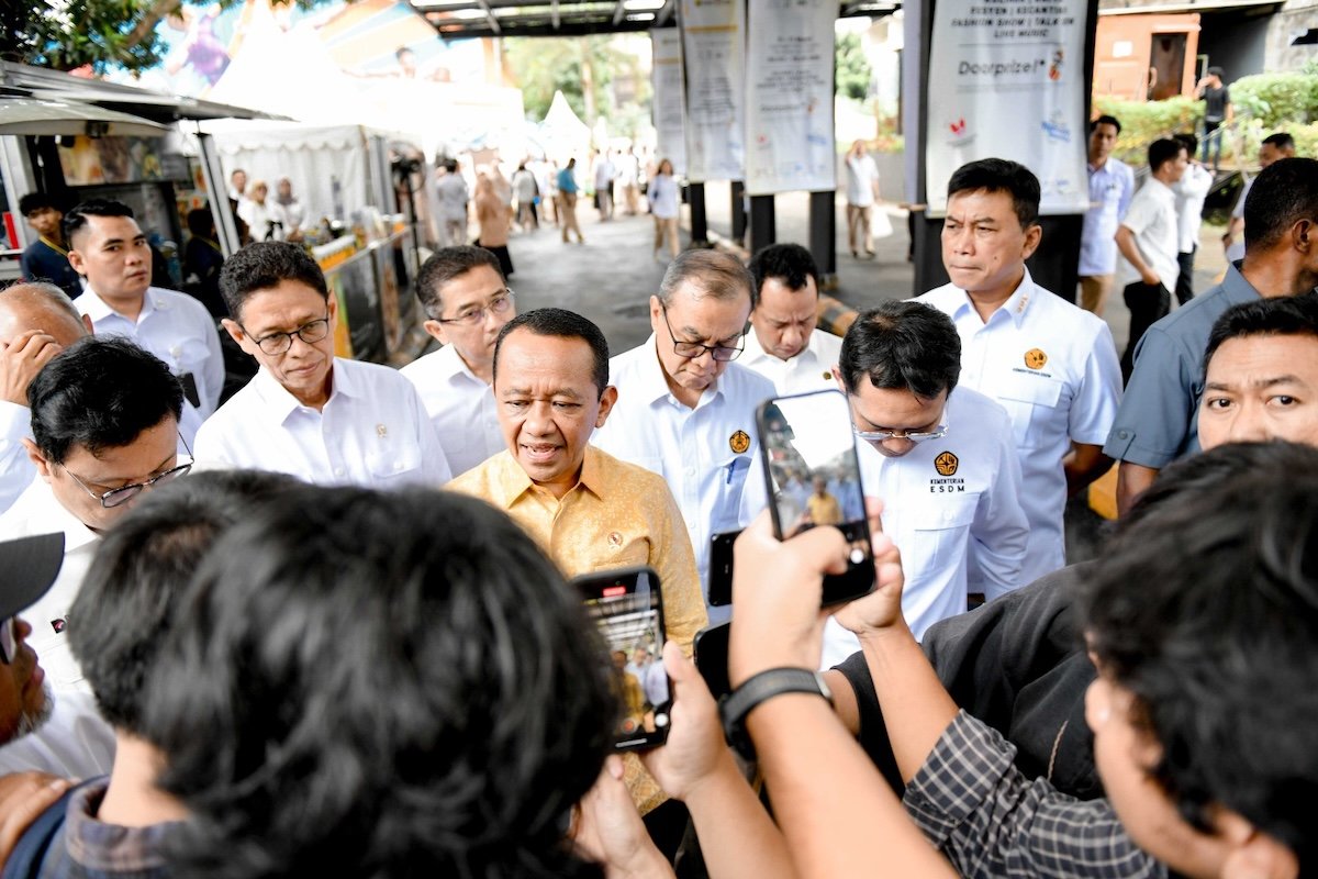 Menteri ESDM Bahlil Lahadalia usai membuka Bazar Semarak Ramadhan 2026 di kantor Kementerian ESDM, Jakarta, Senin (9/3).
