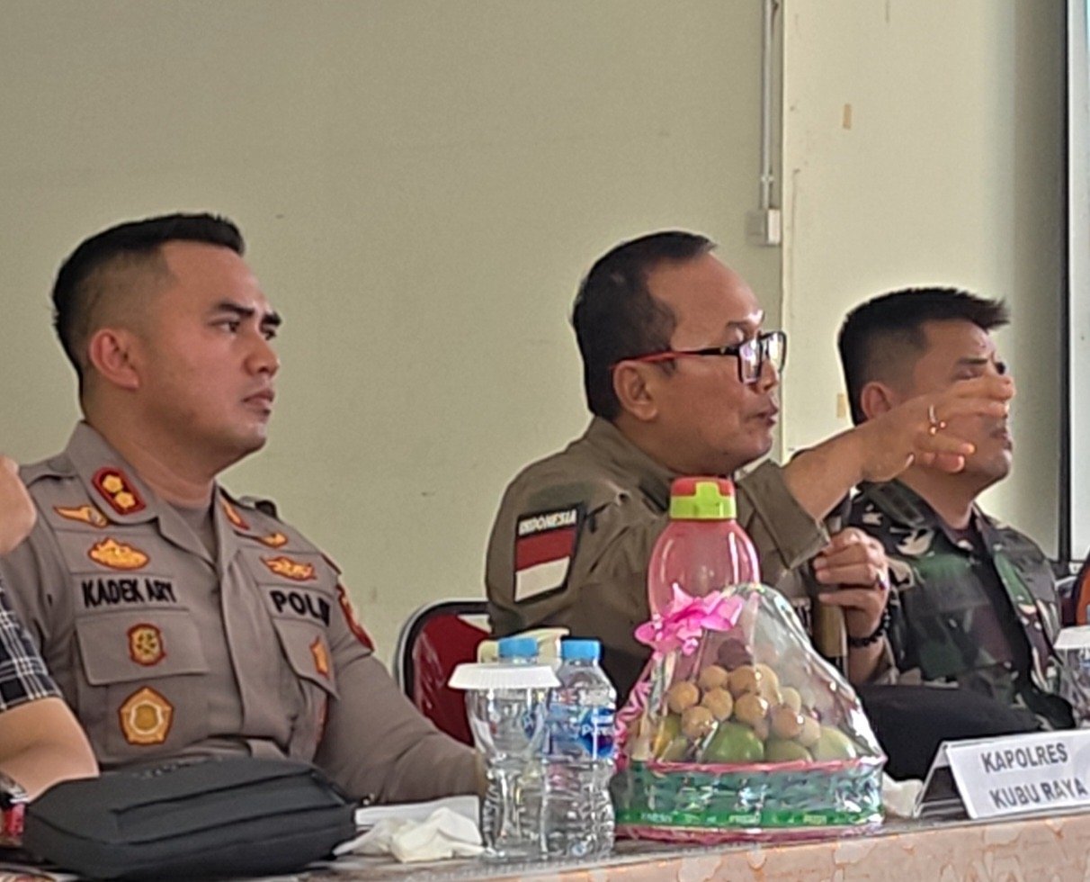 Bupati Kubu Raya, Sujiwo (di tengah). Foto: Dok. Polres Kubu Raya