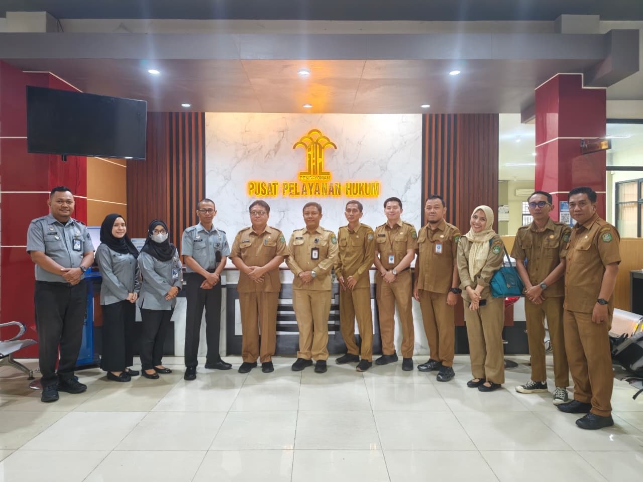 Foto bersama Kemenkum Kalbar dan Pemkot Singkawang