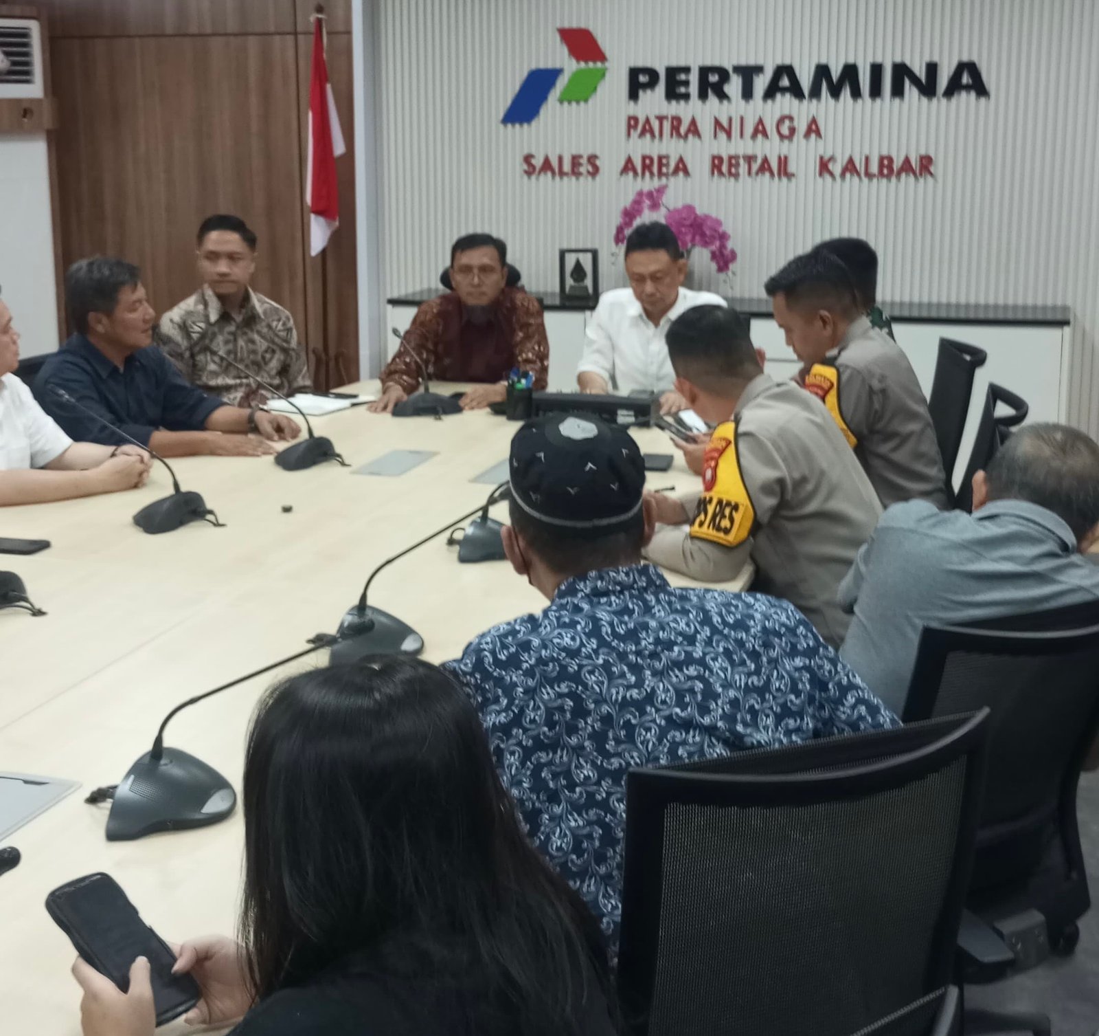 Wali Kota Pontianak, Edi Rusdi Kamtono, saat lakukan koordinasi dengan Pertamina dan para pemilik SPBU. Foto: Dok. Istimewa