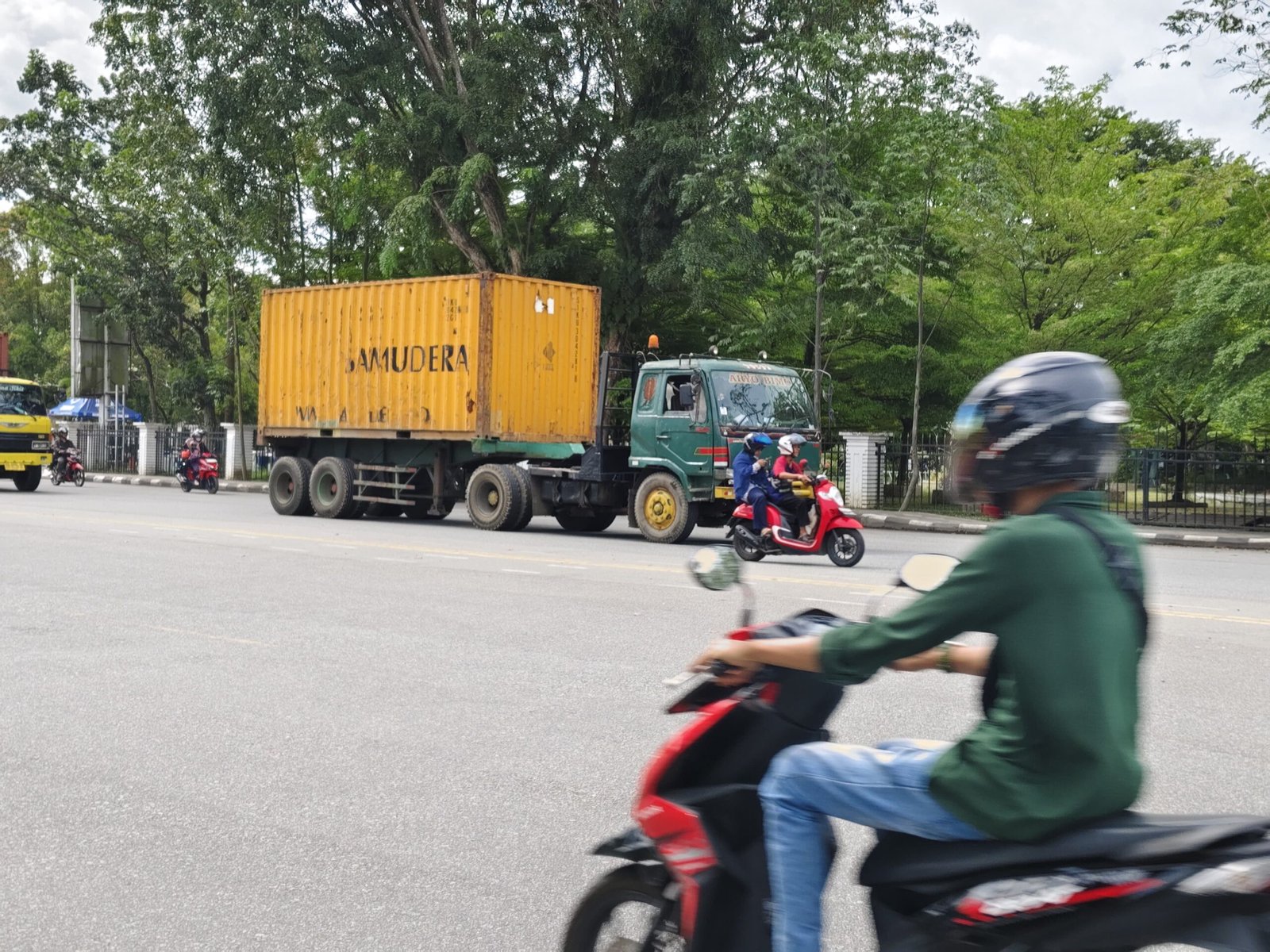 Dishub Kota Pontianak mengatur pembatasan operasional kendaraan angkutan barang tertentu di wilayah Kota Pontianak jelang Idulfitri. Foto: Dok. Dishub Pontianak