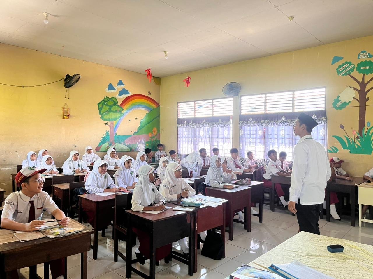Penyuluh agama saat berikan penguatan akhlak kepada siswa MIN 4 Pontianak. Foto: Dok. Kemenag Kota Pontianak