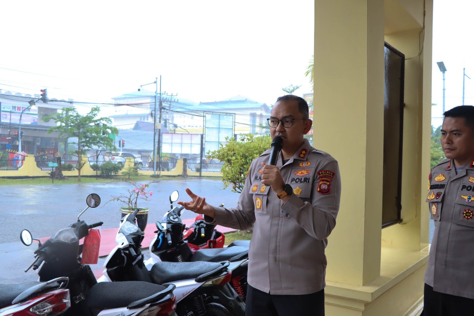 Polisi memperlihatkan barang bukti berupa 17 unit motor. Foto: Dok. Polres Ketapang