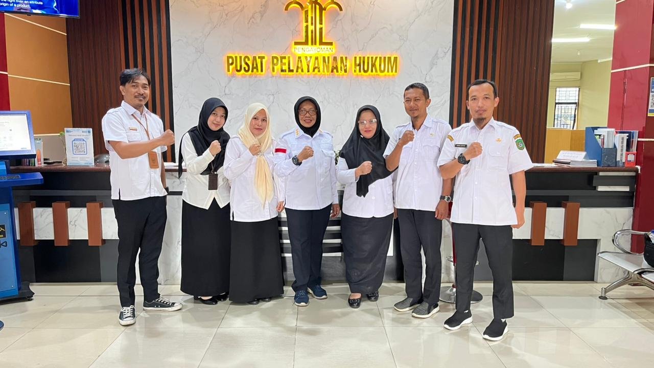 Foto bersama Kemenkum Kalbar dan Pemkab Sambas