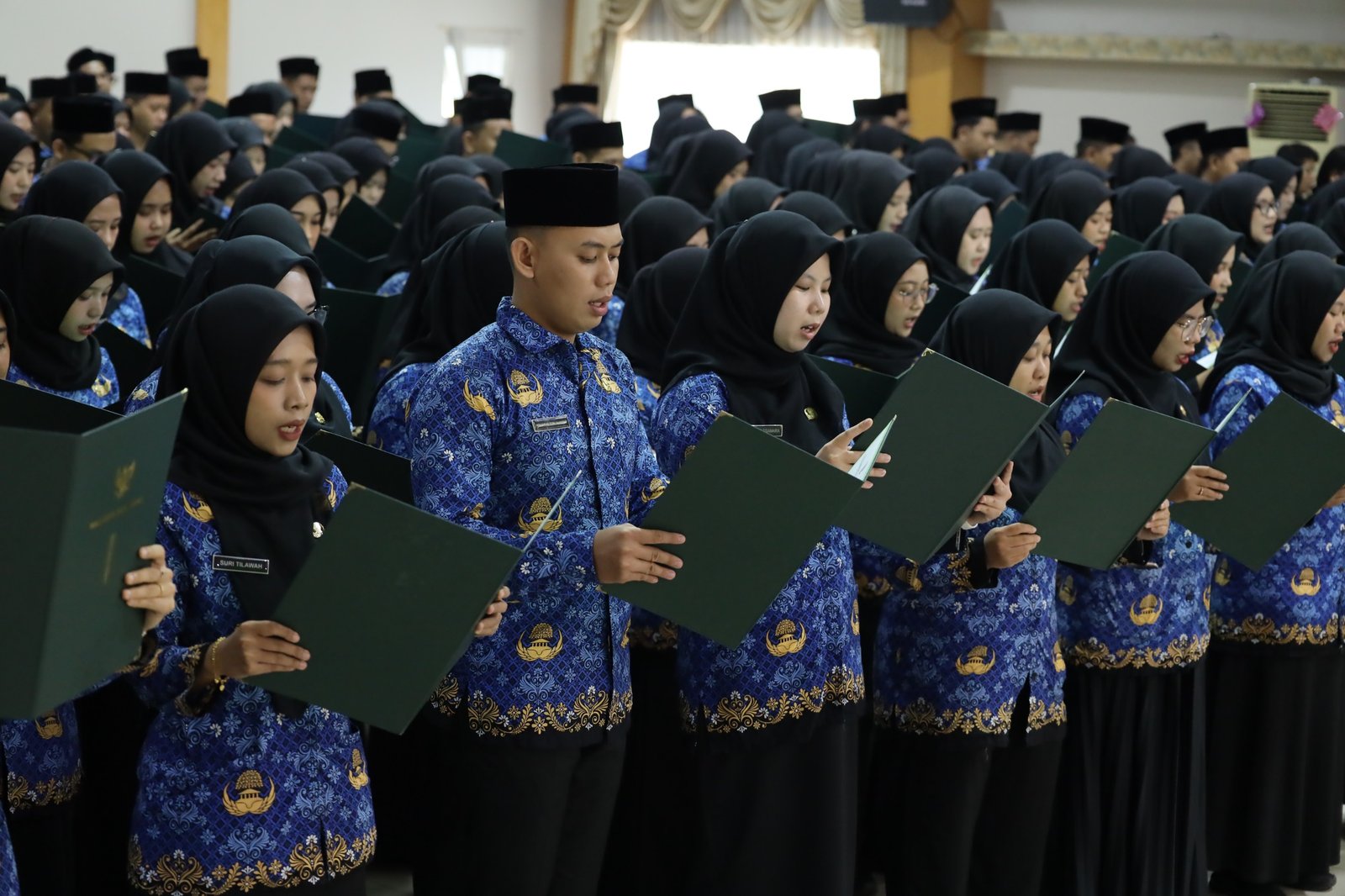 240 pejabat fungsional di Pemkot Pontianak saat diambil sumpahnya. Foto: Dok. Prokopim Pemkot Pontianak
