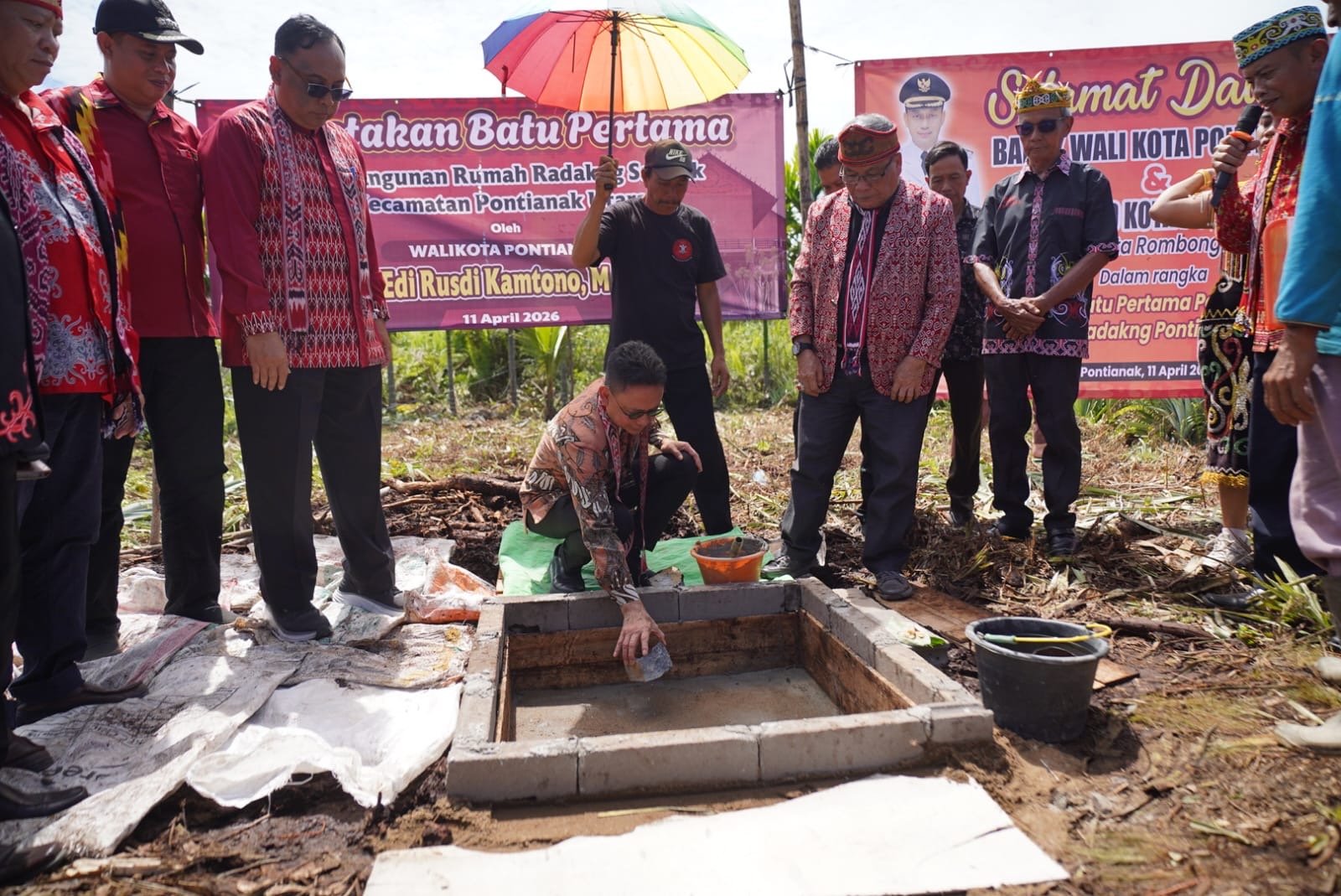 Wali Kota Pontianak Edi Rusdi Kamtono meletakkan batu pertama pembangunan Rumah Radakng Samilik di Pontianak Utara. Foto: Dok. Prokopim Pemkot Pontianak
