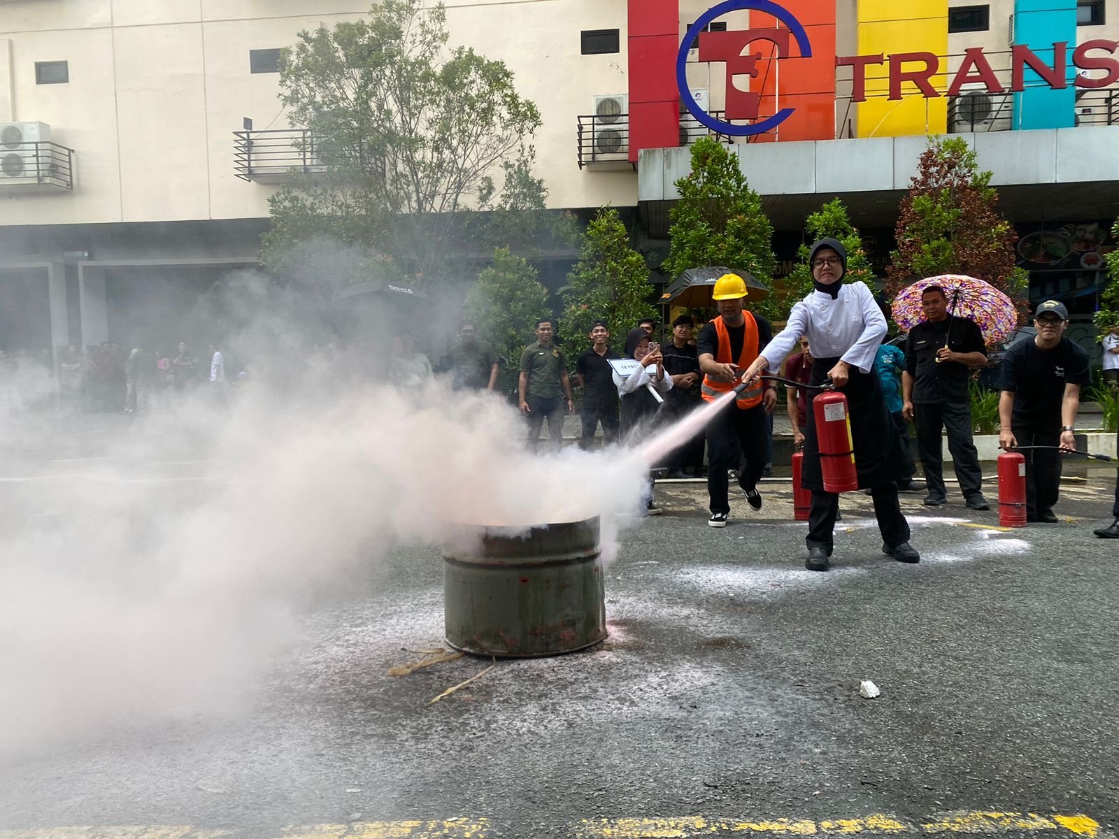 Simulasi kebakaran yang digelar di Aston Pontianak. Foto: Dok. Istimewa