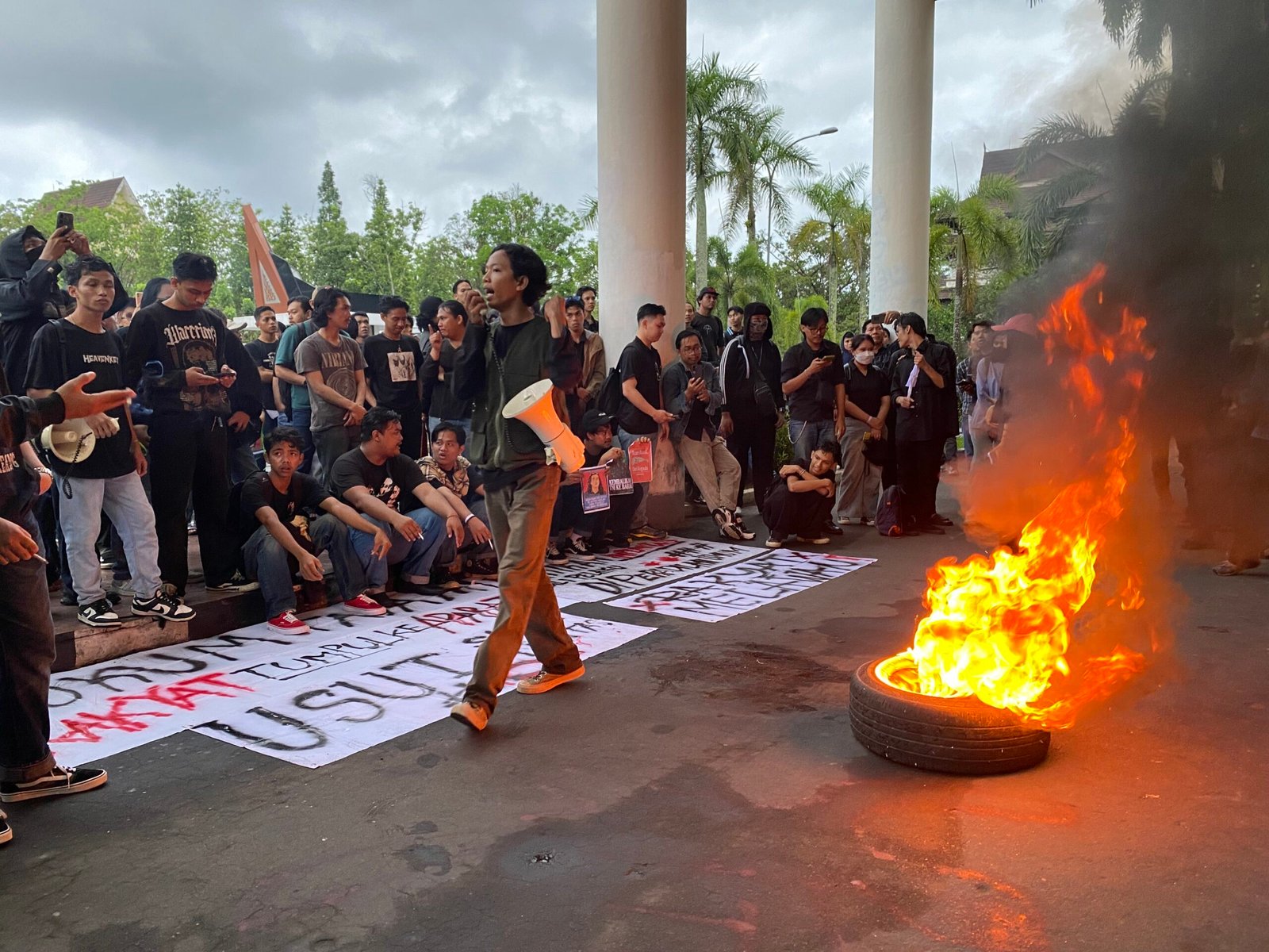 Puluhan mahasiswa lakukan aksi di DPRD Kalbar. Foto: Yulia Ramadhiyanti/klikwartaku