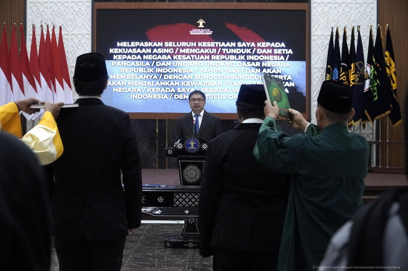 Kakanwil Kemenkum Kalbar saat mengambil sumpah