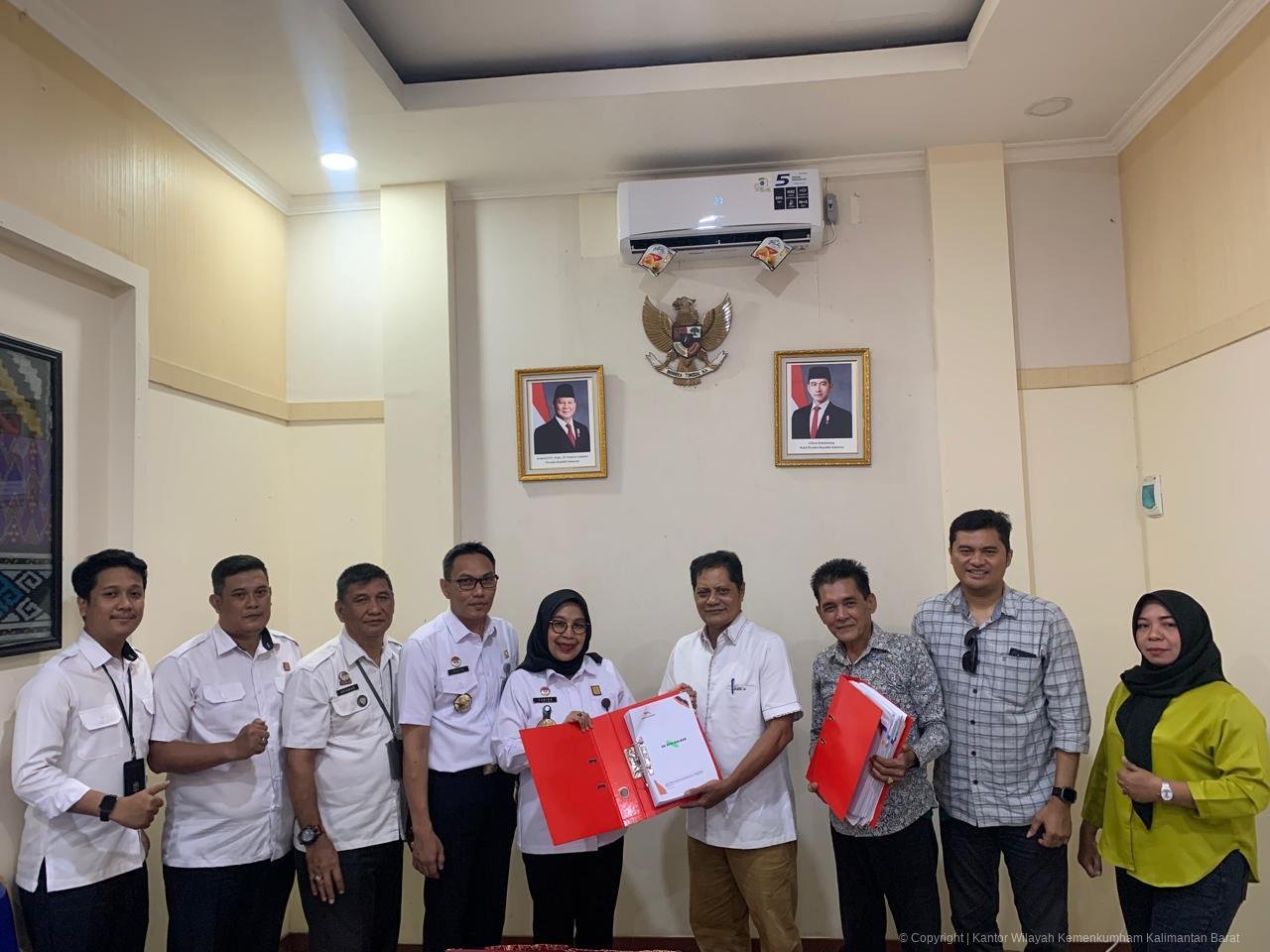 Foto bersama Kemenkum Kalbar dan Partai Gerakan Rakyat