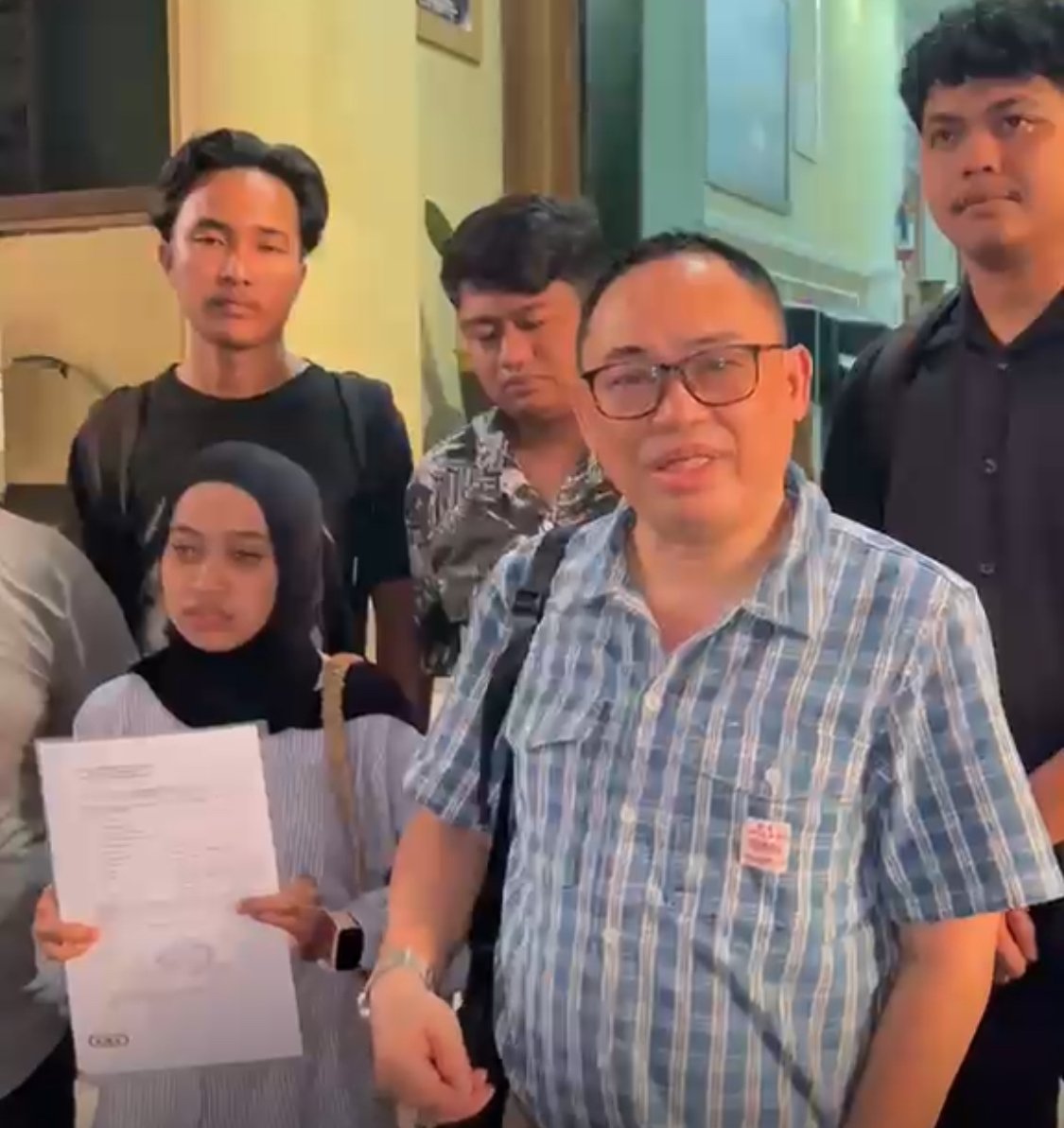 Korban didampingi kuasa hukum saat membuat laporan ke Polda Kalbar. Foto: Dok. Istimewa