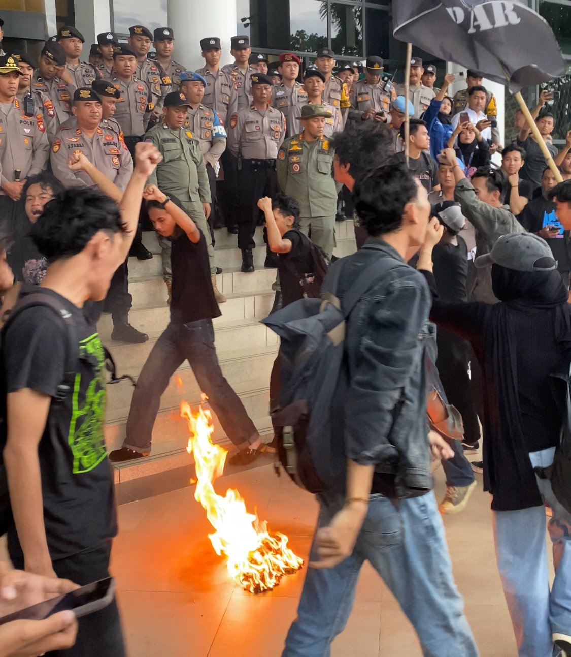 Mahasiswa saat gelar demo di Kantor Gubernur Kalbar. Foto: Yulia Ramadhiyanti/klikwartaku