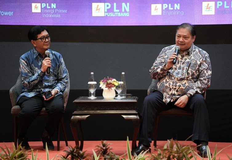 Menteri Koordinator Bidang Perekonomian RI Airlangga Hartarto saat menyampaikan keynote speech pada acara UGM Nuclear Readiness Forum 2026 yang diselenggarakan oleh Fakultas Teknik Universitas Gadjah Mada bekerja sama dengan Keluarga Alumni Teknik Gadjah Mada (KATGAMA) di Jakarta, Rabu (22/04).