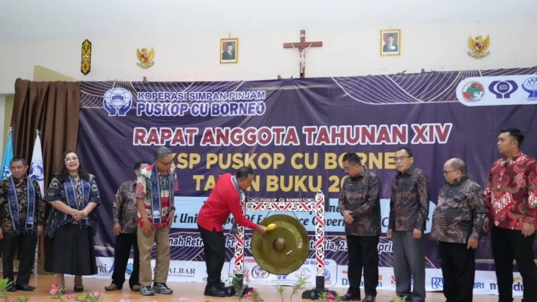 Wagub Kalbar Krisantus Kurniawan membuka RAT Puskop CU Borneo dengan pemukulan gong.