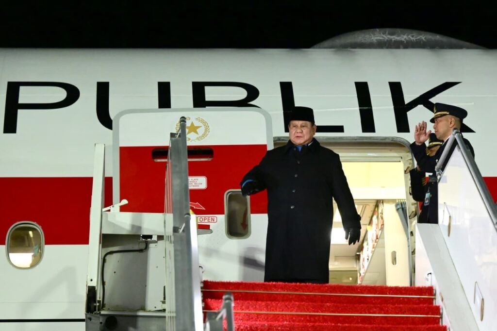 Presiden Republik Indonesia, Prabowo Subianto tiba di Paris, Prancis, pada Senin malam, 13 April 2026, pukul 23.50 waktu setempat, usai menjalani pertemuan intensif bersama Presiden Federasi Rusia, Vladimir Putin di Kremlin. (Foto: BPMI Setpres) Read more: https://setkab.go.id/prabowo-lanjut-diplomasi-ke-prancis-temui-macron/