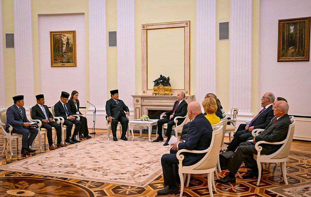 Presiden Republik Indonesia, Prabowo Subianto, mendapat sambutan hangat dari Presiden Federasi Rusia, Vladimir Putin, saat melakukan pertemuan di Istana Kremlin, Moskow, pada Senin, 13 April 2026. (Foto: BPMI Setpres) Read more: https://setkab.go.id/prabowo-ucapkan-paskah-ke-putin-di-kremlin/