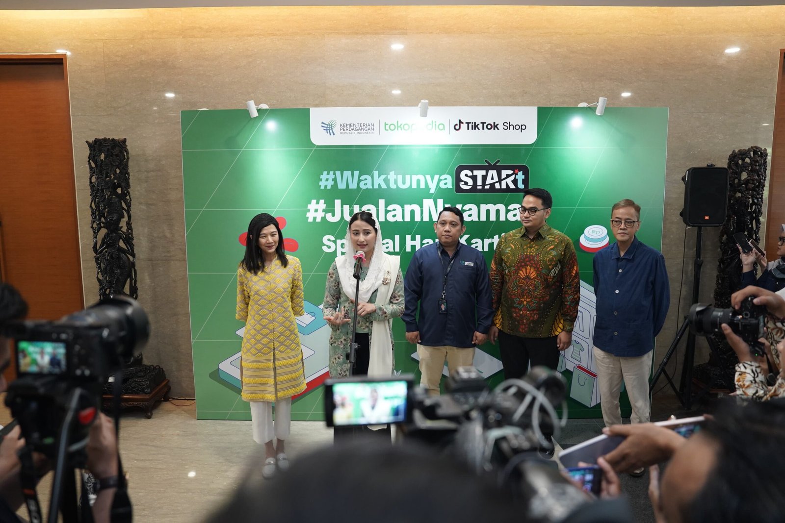 Wakil Menteri Perdagangan, Dyah Roro Esti Widya Putri menyoroti pentingnya adaptasi digital bagi para pelaku usaha di era modern, khususnya para pelaku usaha mikro, kecil, dan menengah (UMKM) perempuan dalam menjalankan usahanya. Hal ini disampaikannya dalam kegiatan pelatihan kekayaan intelektual (KI) dan pemasaran digital 'Waktunya STARt! #JualanNyaman Spesial Hari Kartini' yang diselenggarakan Kementerian Perdagangan bersama Tokopedia dan TikTok Shop di Jakarta, hari ini, Rabu (22/4).