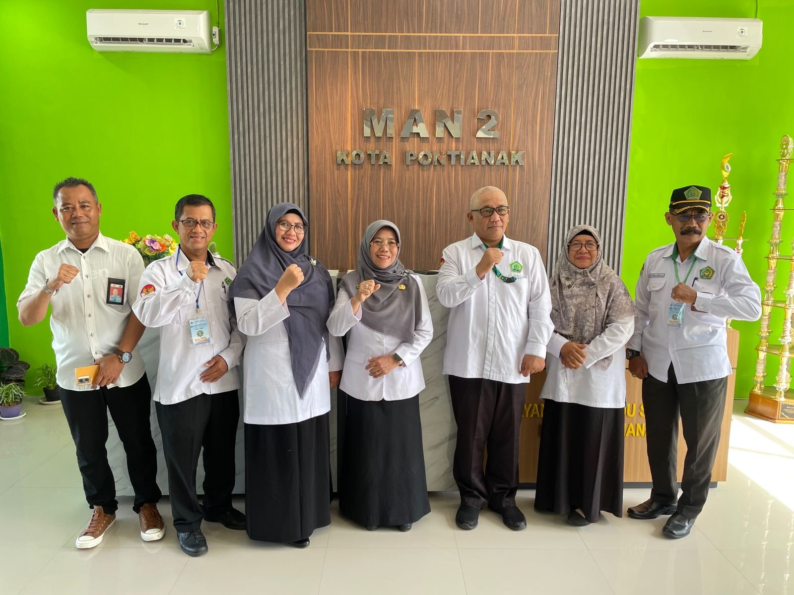 Kakan Kemenag Pontianak foto bersama Kepsek MAN 2. Foto: Dok. Istimewa