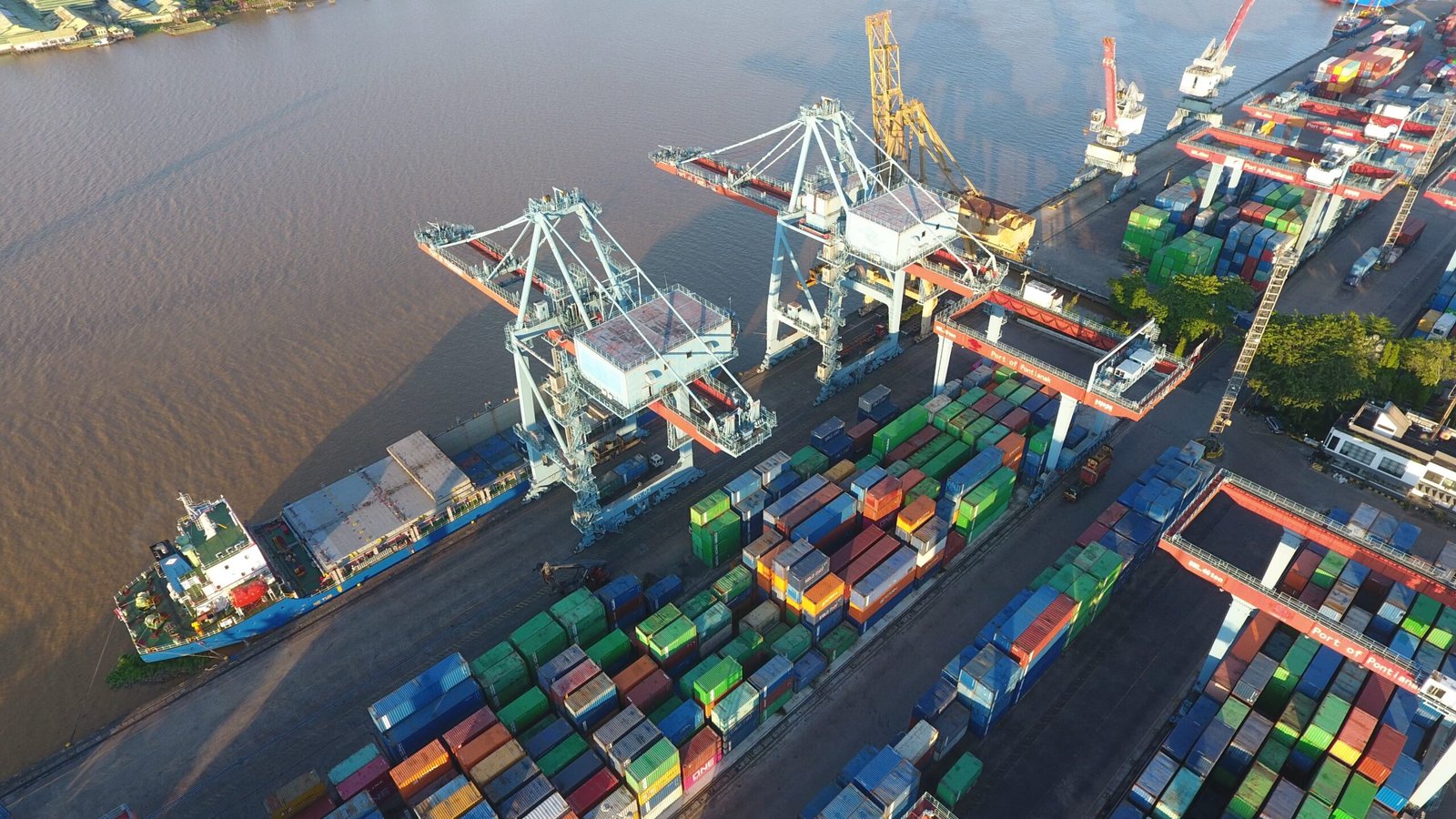 Aktivitas Dermaga Pelabuhan Dwikora Pontianak. Foto: Dok. Istimewa
