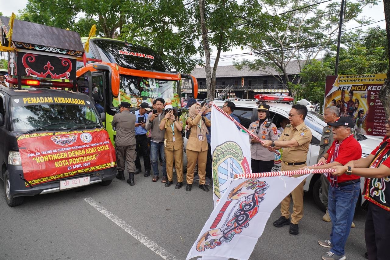 Edi Rusdi Kamtono saat melepas karnaval Naik Dango ke- Pontianak. Foto: Dok. Prokopim Pemkot Pontianak