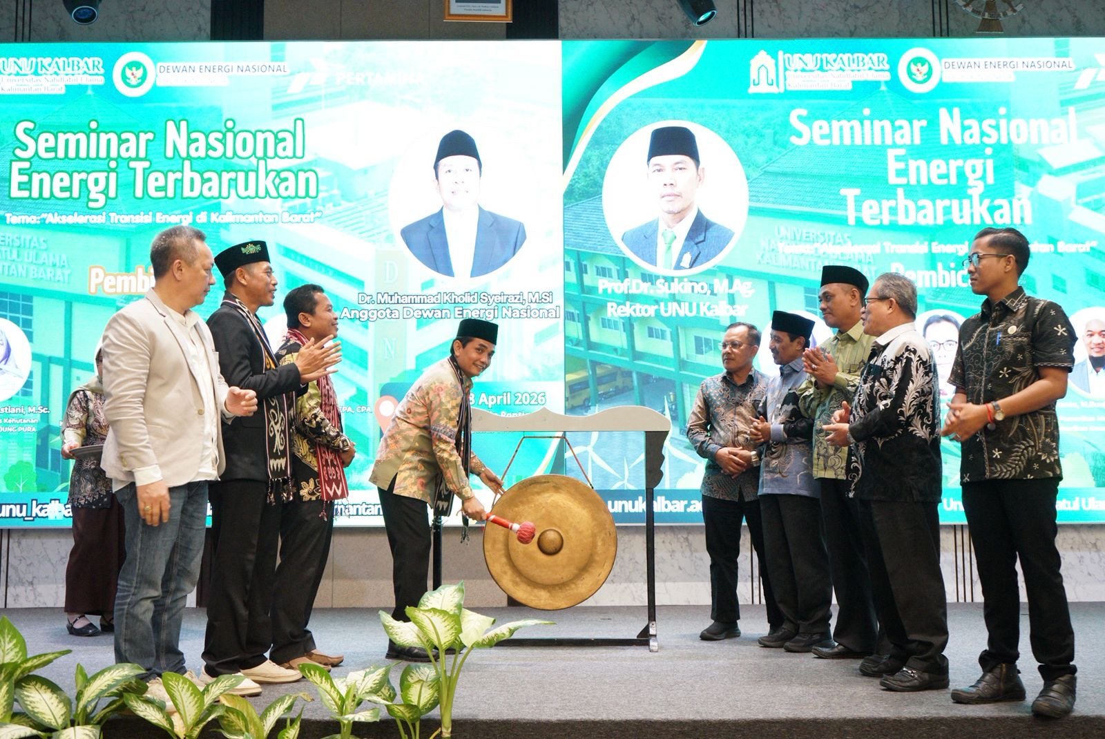 Pemukulan gong menandai dimulainya Seminar Nasional Energi Terbarukan. Foto: Dok. Prokopim Pemkot Pontianak