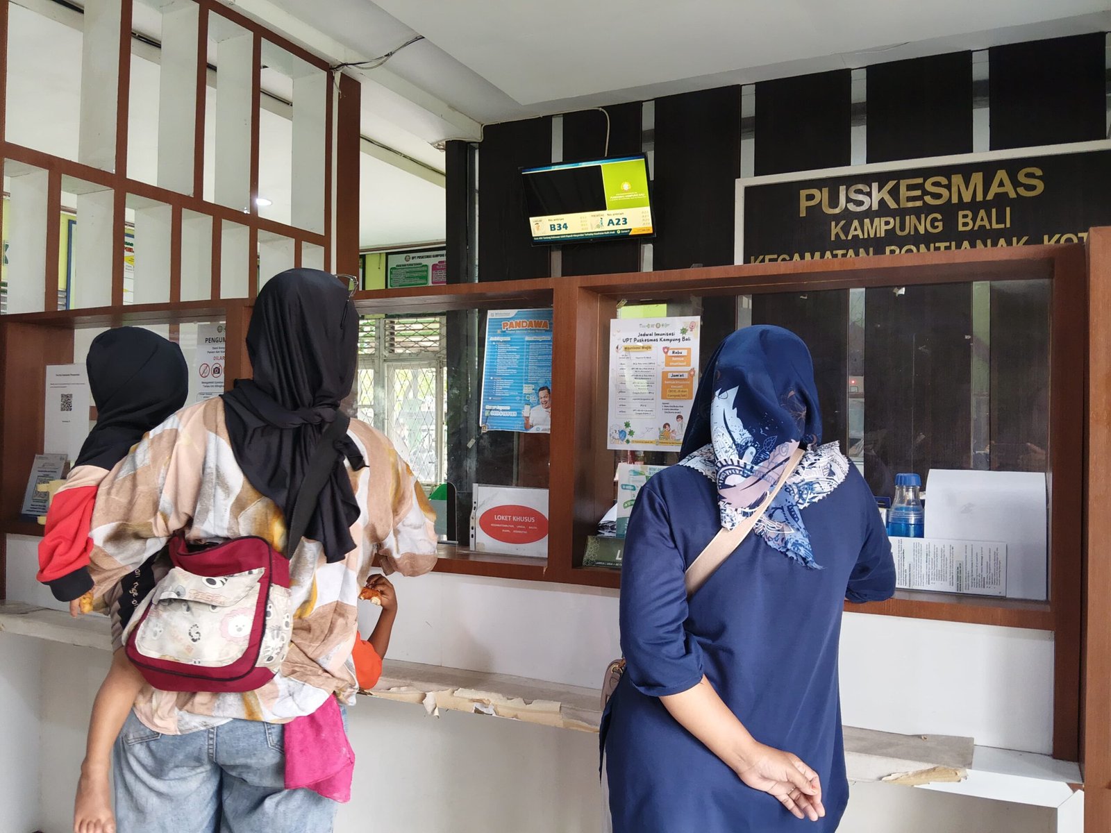 Warga sedang mendaftar berobat di Puskesmas Kampung Bali Pontianak. Foto: Dok. Prokopim Pemkot Pontianak
