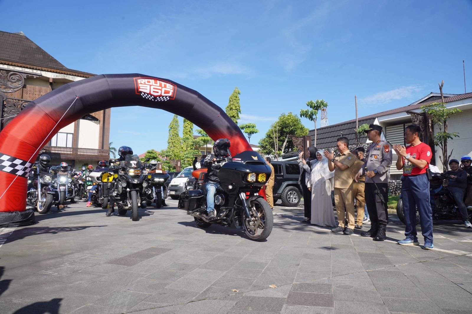 Wali Kota Pontianak, Edi Rusdi Kamtono saat melepas peserta MBCI Rally 3rd. Foto: Dok. Prokopim Pemkot Pontianak