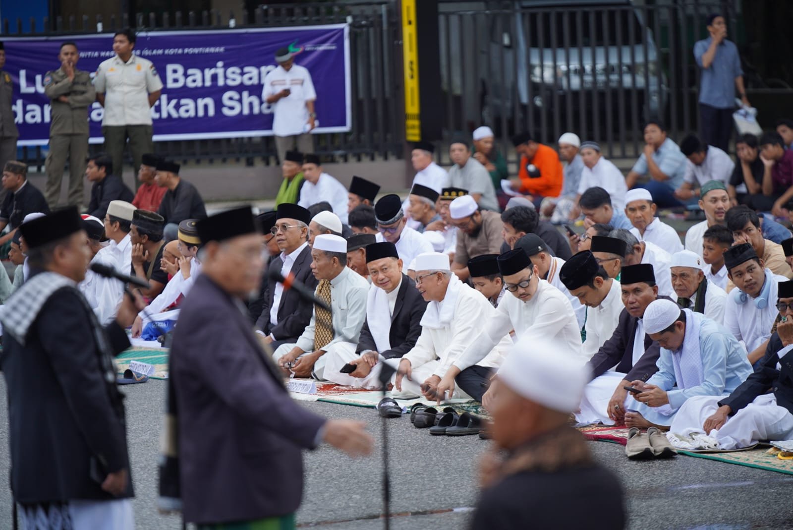 Jamaah melaksanakan salat Iduladha di depan Kantor Wali Kota. Foto: Dok. Prokopim Pemkot Pontianak