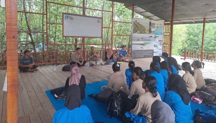 Dosen UPGRI Pontianak saat berikan materi sebelum lakukan penanaman mangrove. Foto: Dok. Istimewa