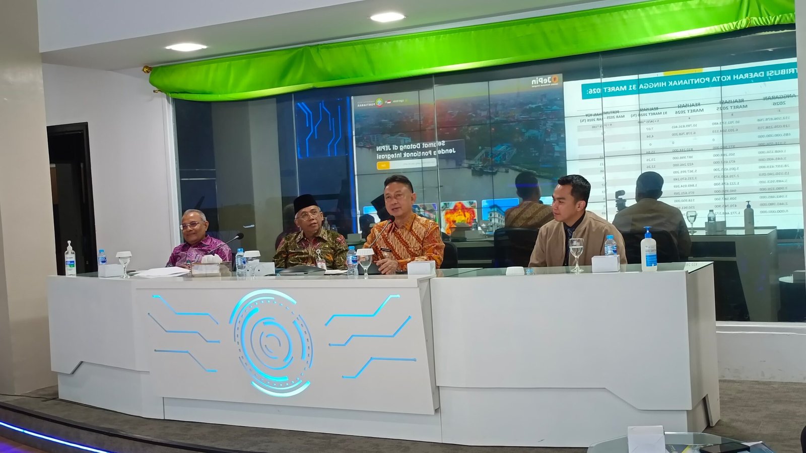 Wali Kota Pontianak Edi Rusdi Kamtono saat memimpin rapat monev capaian realisasi PAD Triwulan I Tahun 2026. Foto: Prokopim Pemkot Pontianak