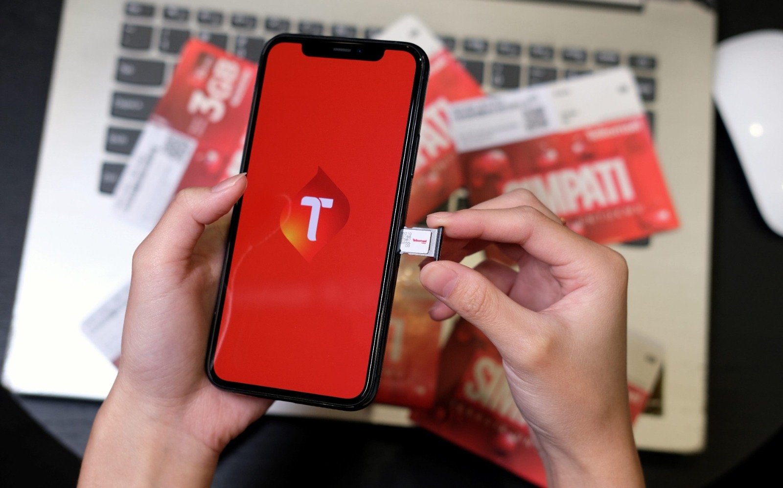 Ilustrasi pemasangan SIM Card di seluler. Foto: Dok. Telkomsel