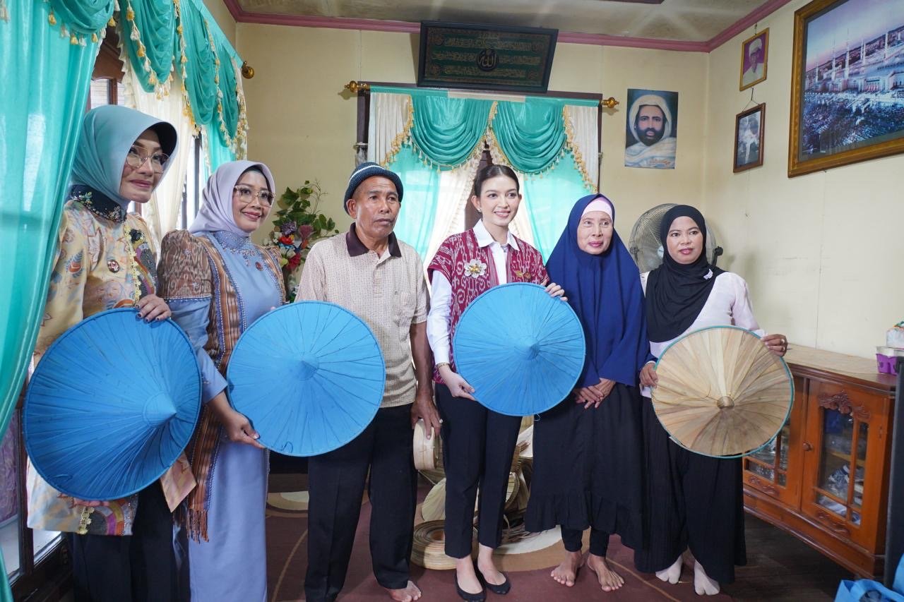 Selvi Ananda Gibran Rakabuming Raka bersama Ketua Dekranasda Pontianak Yanieta Arbiastutie dan Ketua Dekranasda Kalbar Erlina berbincang dengan Siti Jubaidah, salah satu pengrajin caping di rumahnya di Kampung Caping. Foto: Dok. Prokopim Pemkot Pontianak