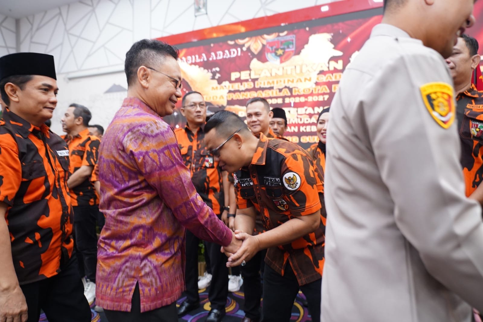 Wali Kota Pontianak Edi Rusdi Kamtono memberikan ucapan selamat kepada pengurus MPC Pemuda Pancasila Kota Pontianak periode 2026-2027 yang baru dilantik. Foto: Dok. Prokopim Pemkot Pontianak