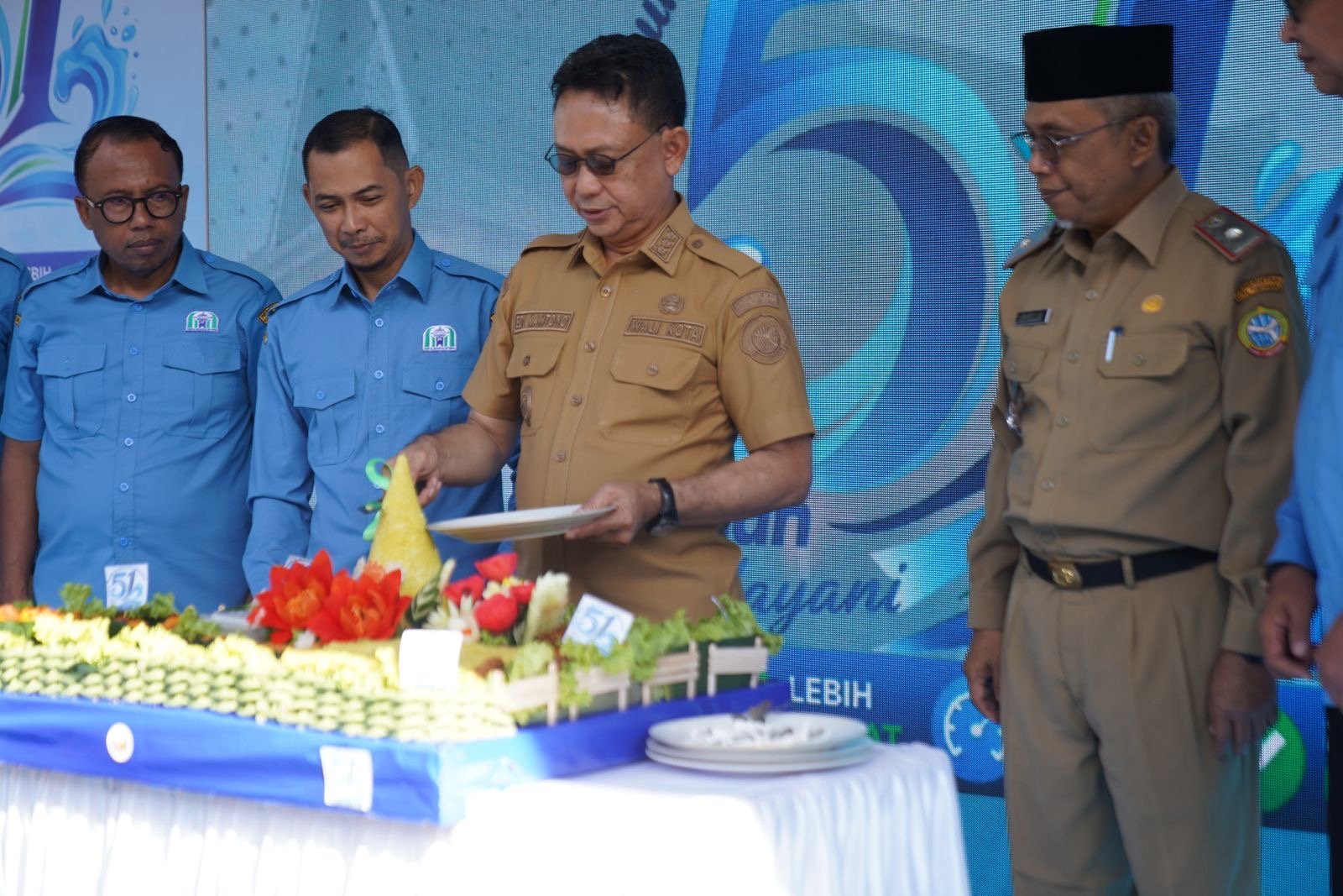 Wali Kota Pontianak Edi Rusdi Kamtono memotong tumpeng rasa syukur penanda 51 tahun Perumda Tirta Khatulistiwa di Halaman Kantor Perumda Tirta Khatulistiwa, Senin (18/5/2026) pagi. Foto: Dok. Prokopim Pemkot Pontianak