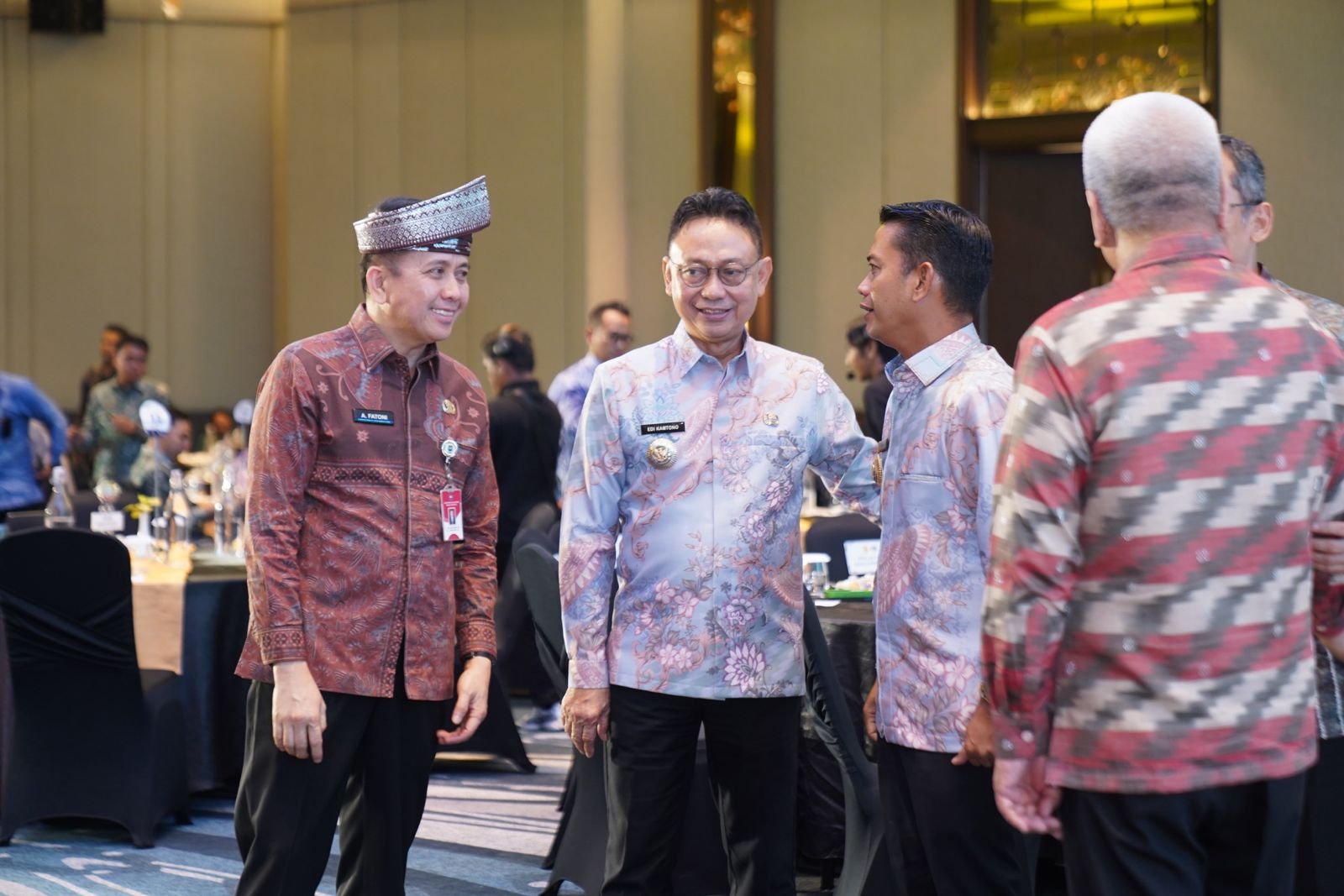 Wali Kota Pontianak Edi Rusdi Kamtono berbincang dengan Dirjen Bina Keuangan Daerah Kemendagri. Foto: Dok. Prokopim Pemkot Pontianak