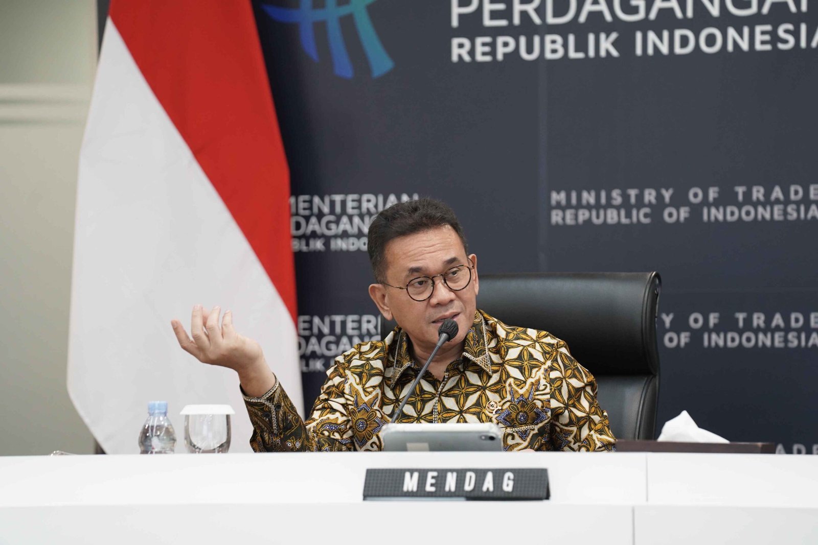 Menteri Perdagangan Budi Santoso pada Selasa, (26/5) duduk bersama para penjual dan perwakilan platform penyedia layanan lokapasar (marketplace) di kantor Kemendag, Jakarta.