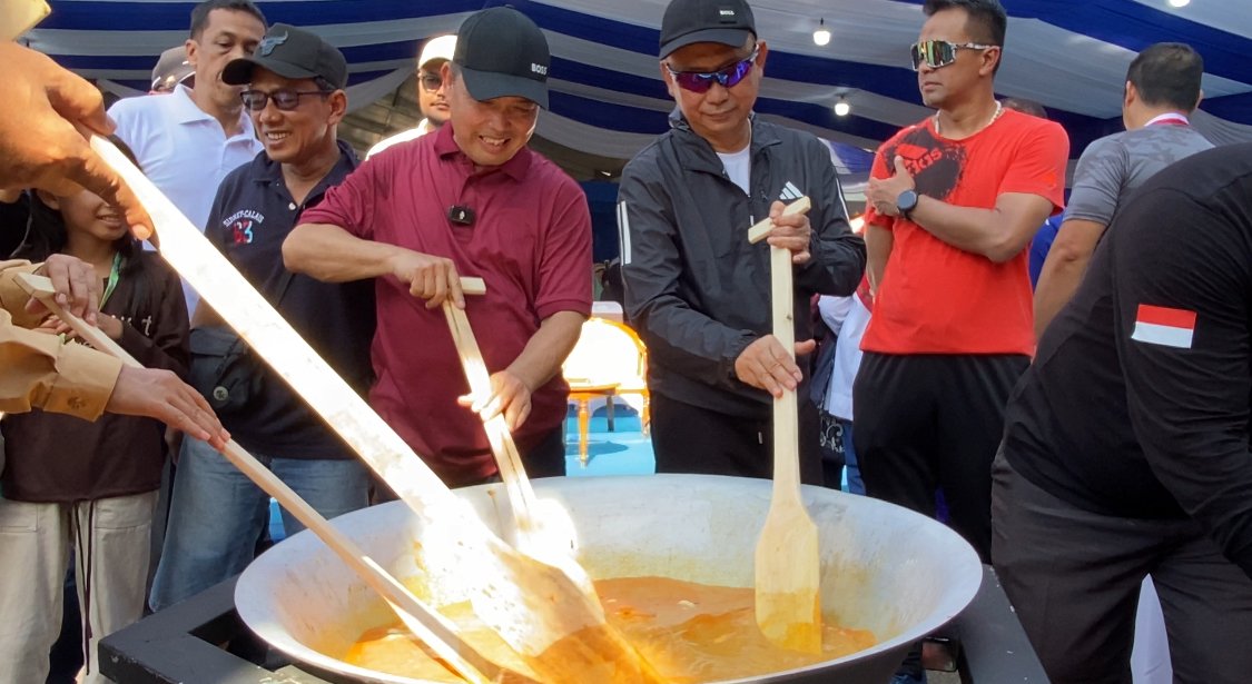 Momen Gubernur Kalbar, Ria Norsan dan Wali Kota Pontianak, Edi Rusdi Kamtono masak bareng di Kalbar Food Festival. Foto: Yulia Ramadhiyanti/klikwartaku