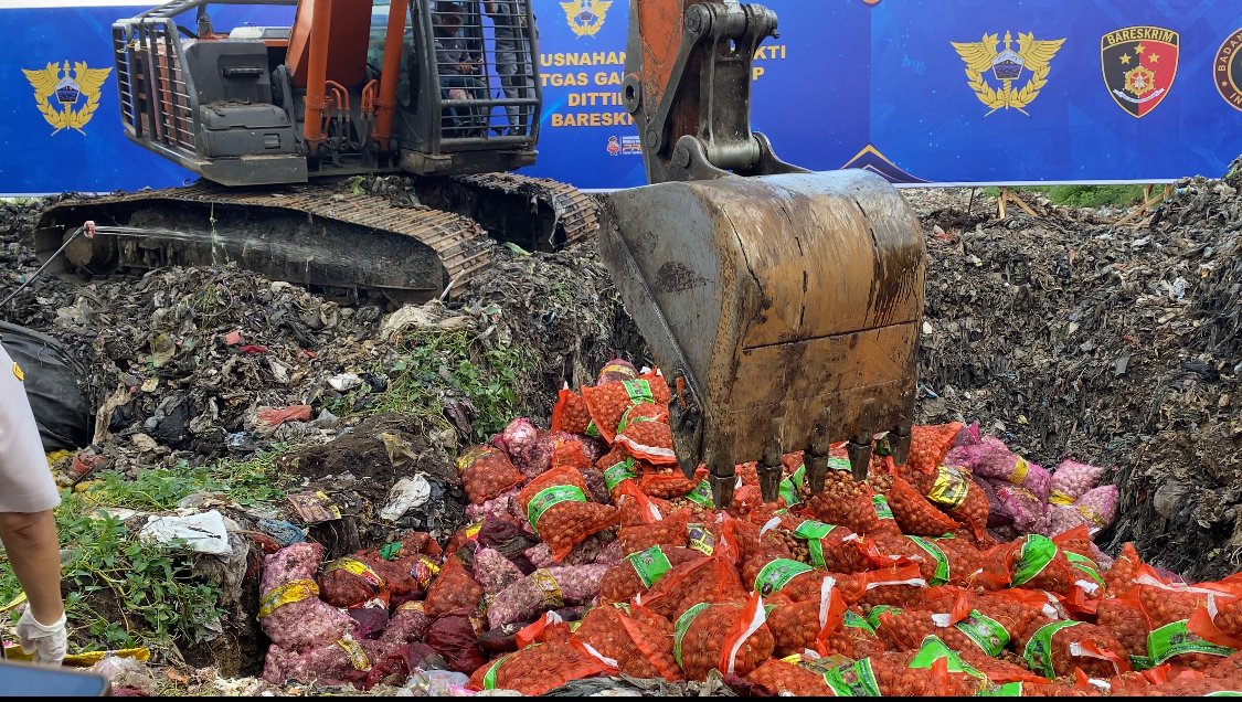 Pemusnahan barang bukti bawang ilegal di TPA Batu Layang Pontianak. Foto: Yulia Ramadhiyanti/klikwartaku
