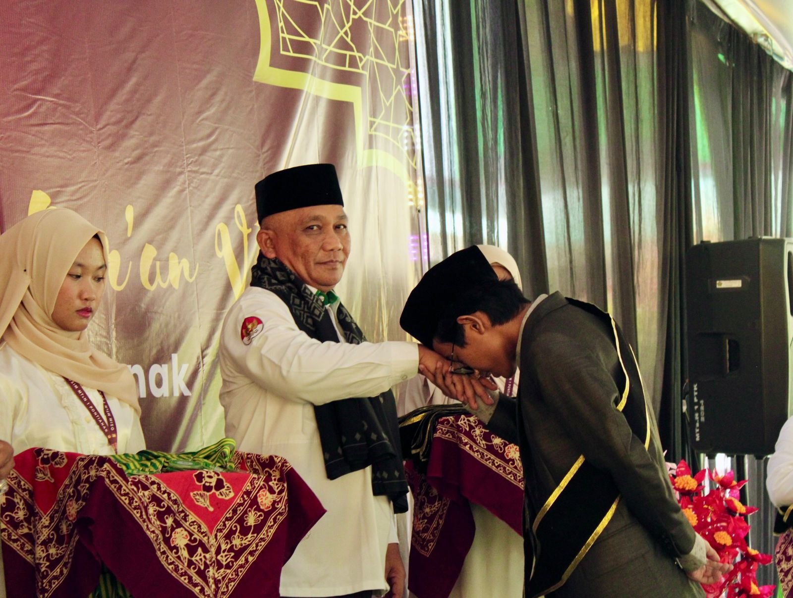 Kakan Kemenag Pontianak saat berikan selamat ke tahfidz di MTsN. Foto: Dok. Istimewa