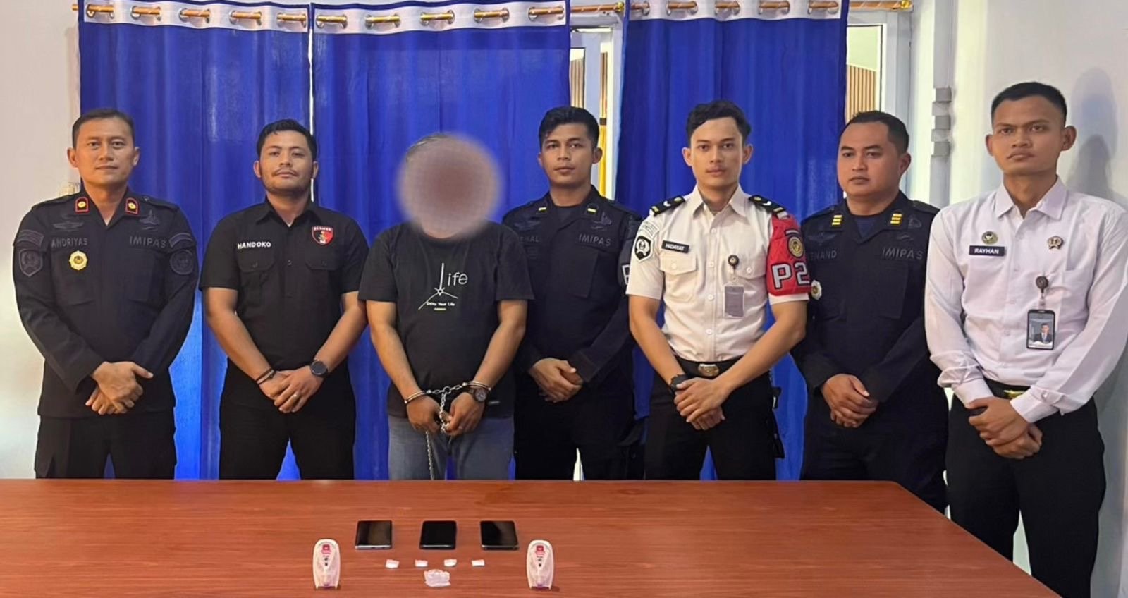 Pengunjung Rutan Kelas IIB Sambas yang bawa sabu saat diamankan petugas. Foto: Dok. Istimewa