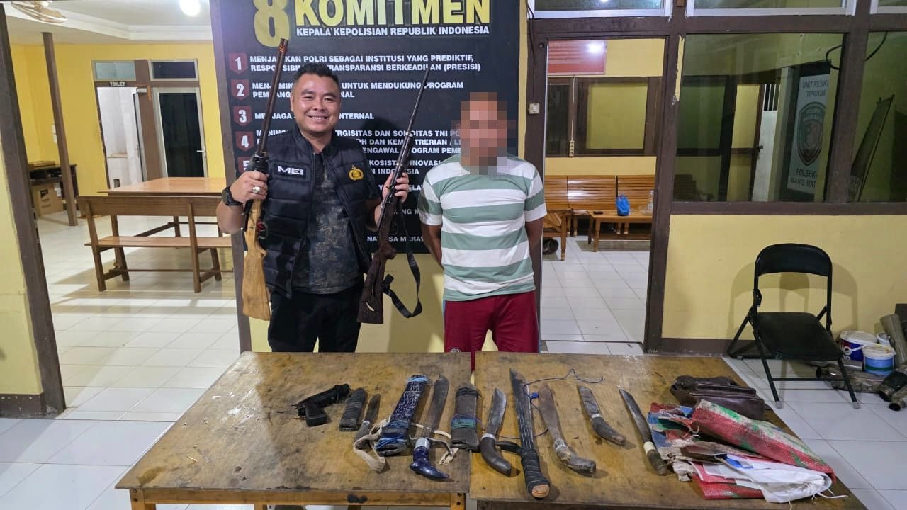 Pelaku bersama barang bukti saat diamankan di Polres Ketapang. Foto: Dok. Humas Polres Ketapang